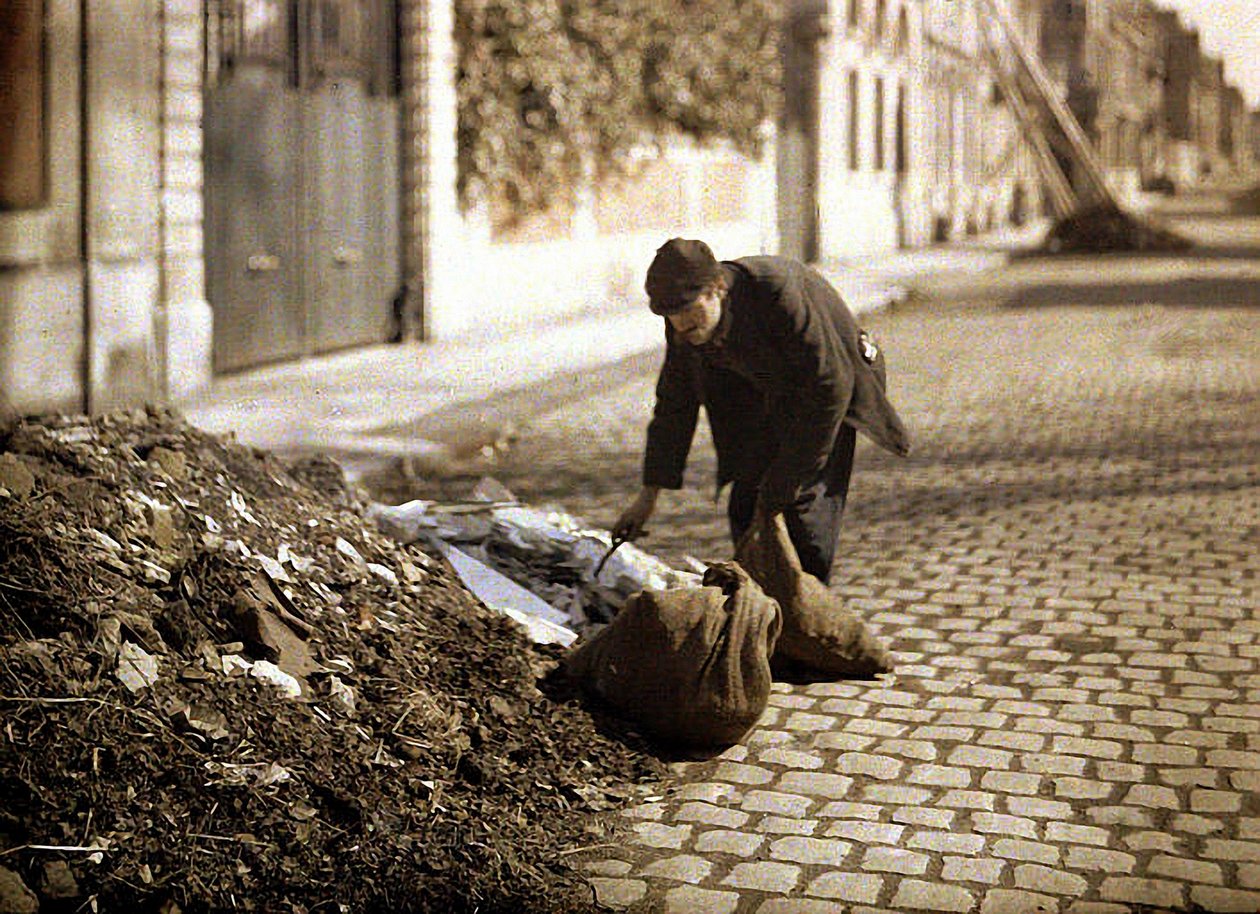 Kludeplukker søger efter brugbare genstande fra en bunke, Reims, Marne, Frankrig, 1917 (autokrom) af Fernand Cuville