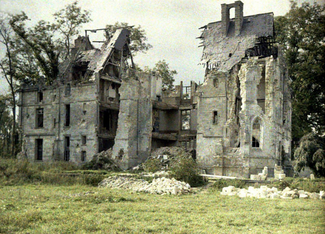 Ruinerne af Chateau Plessis efter tyskernes tilbagetog, Noyon, Oise, Frankrig, 1917 (autokrom) af Fernand Cuville