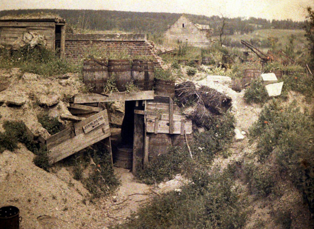 Shelter på Boevre-gården, Soissons, Aisne, Frankrig, 1917 (autokrom) af Fernand Cuville