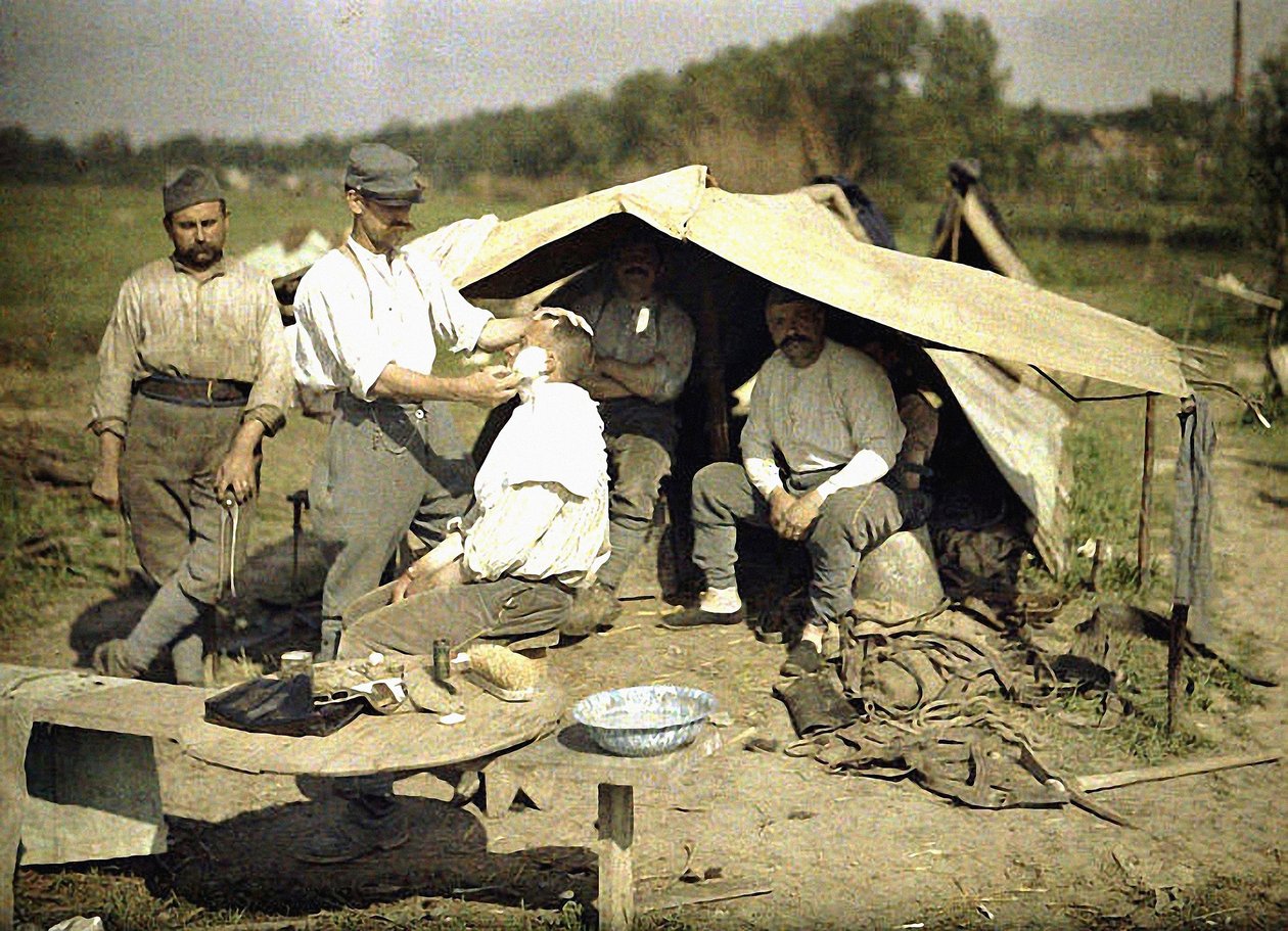 Soldat bliver barberet af en barber i en fransk militærlejr, Soissons, Aisne, Frankrig, 1917 (autokromt) af Fernand Cuville