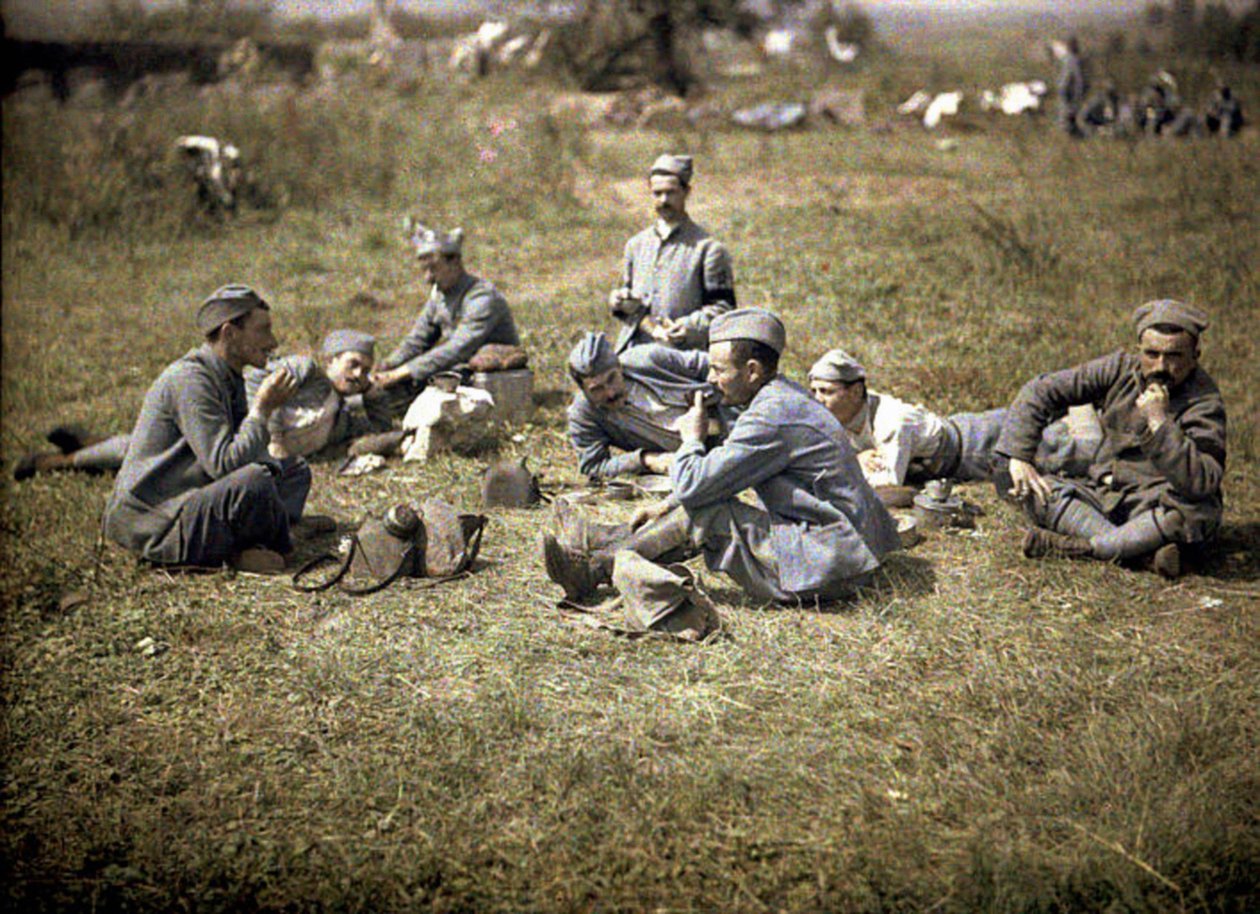 Soldater hviler sig efter et måltid, Aisne, Frankrig, 1917 (autokromt) af Fernand Cuville