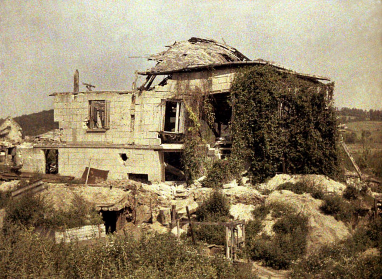 Boevre-gårdsbygningen i ruiner, Soissons, Aisne, Frankrig, 1917 (autokrom) af Fernand Cuville