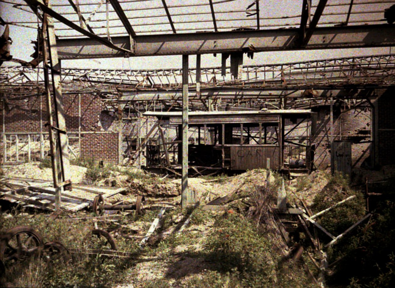 Den udbrændte jernbane- og sporvognsgård med et par beskadigede køretøjer og et lokomotiv, Soissons, Aisne, Frankrig, 1917 (autokrom) af Fernand Cuville