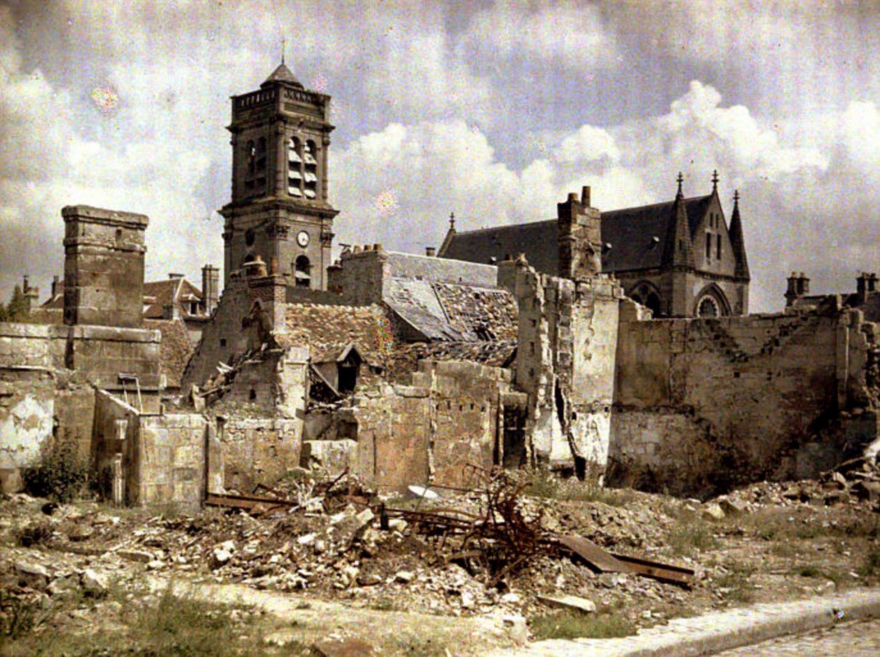 Kirken og de ødelagte bygninger på Rue du Coq Lombard, Soissons, Aisne, Frankrig, 1917 (autokromt) af Fernand Cuville