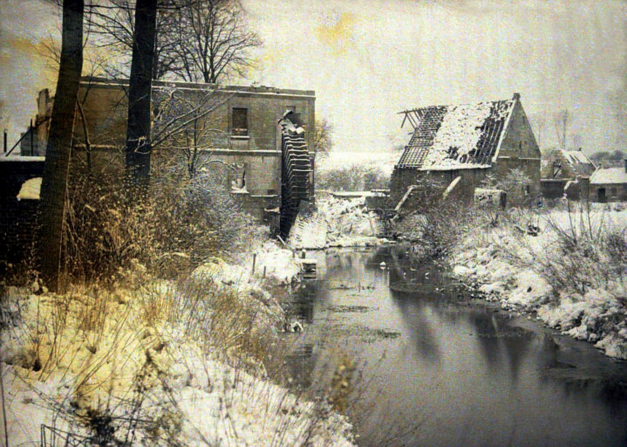Den beskadigede vandmølle på slottet i sneen, Chaulnes, Somme, Frankrig, 1917 (autokrom) af Fernand Cuville