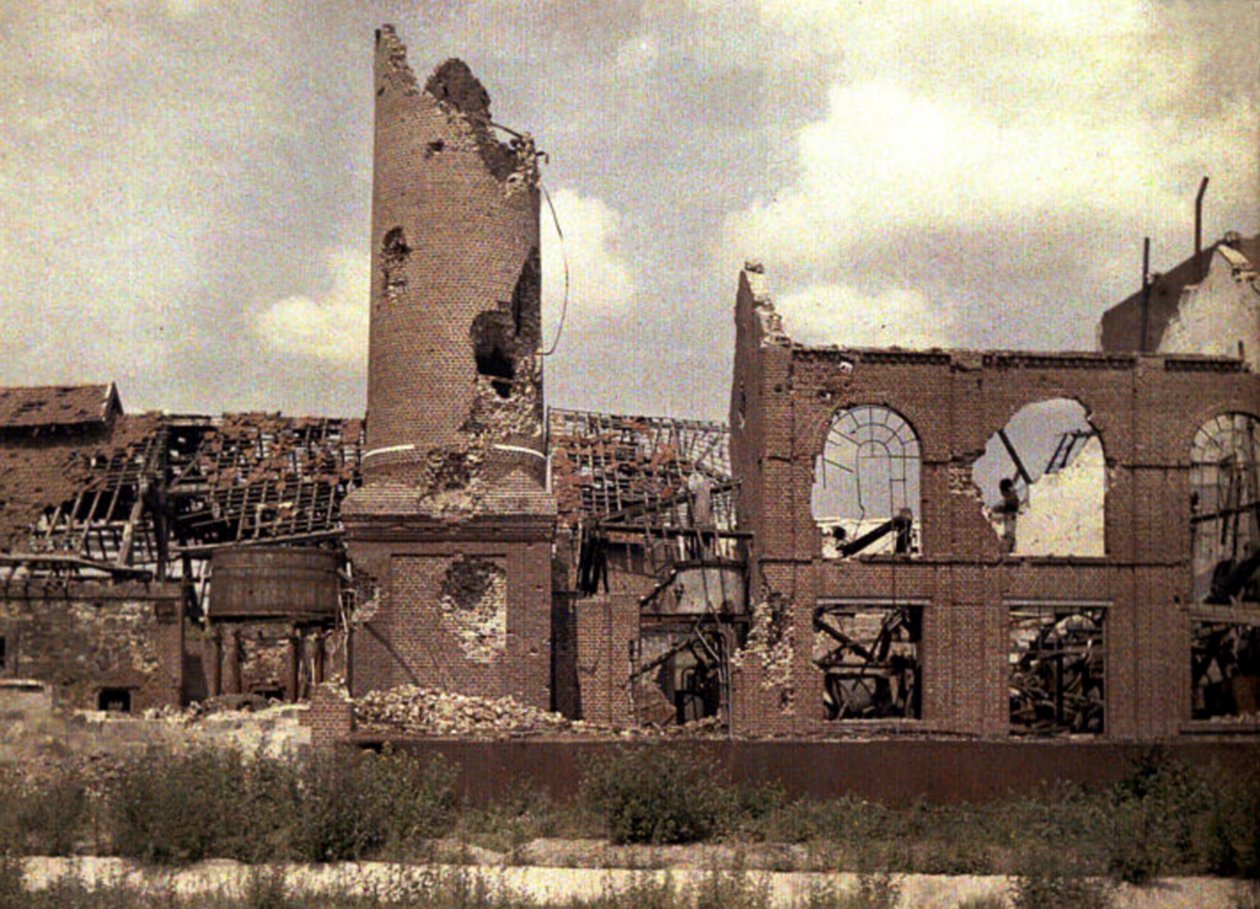 Det ødelagte destilleri efter tyskernes tilbagetog, Bucy-le-Long, Aisne, Frankrig, 1917 (autokrom) af Fernand Cuville