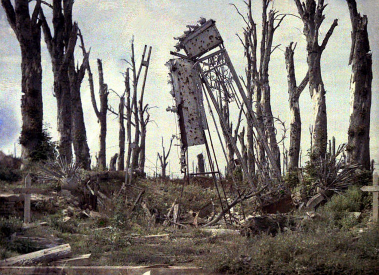Porten til slottet og træer beskadiget af artilleriild, Chaulnes, Somme, Frankrig, 1917 (autokrom) af Fernand Cuville
