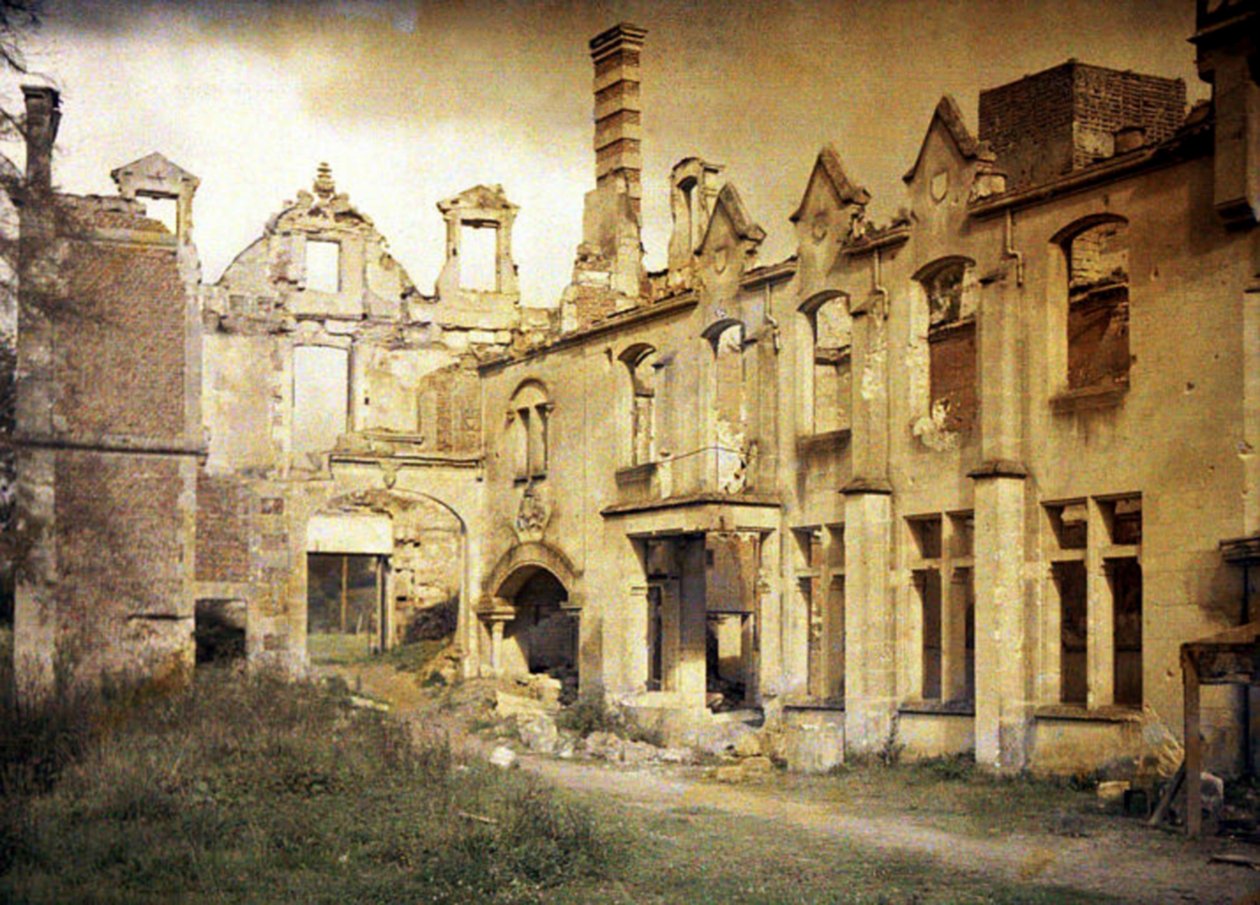Slottsruinerne efter tyskernes tilbagetog, Noyon, Oise, Frankrig, 1917 (autokrom) af Fernand Cuville