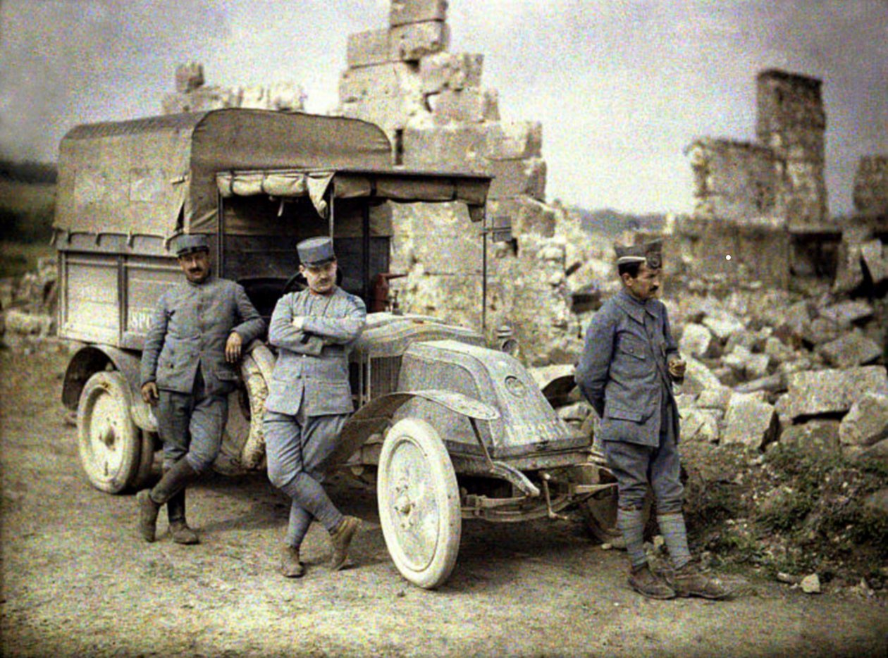 Tre franske soldater parkerede foran en stærkt beskadiget bygning med en lille lastbil, Aisne, Frankrig, 1917 (autokrom) af Fernand Cuville