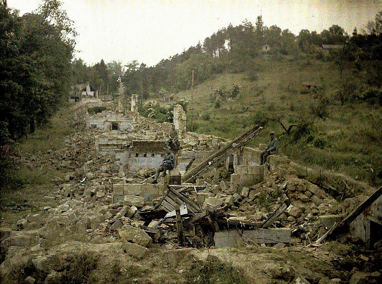 Tre soldater i ruinerne på glasfabrikken, Vauxrot, Cuffies, Aisne, Frankrig, 1917 (autokrom) af Fernand Cuville