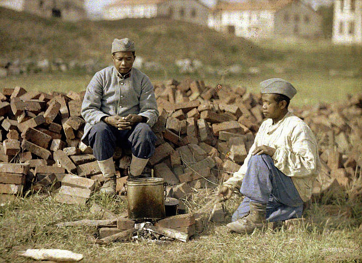 To afrikanske soldater varmer et måltid op, Soissons, Aisne, Frankrig, 1917 (autokrom) af Fernand Cuville