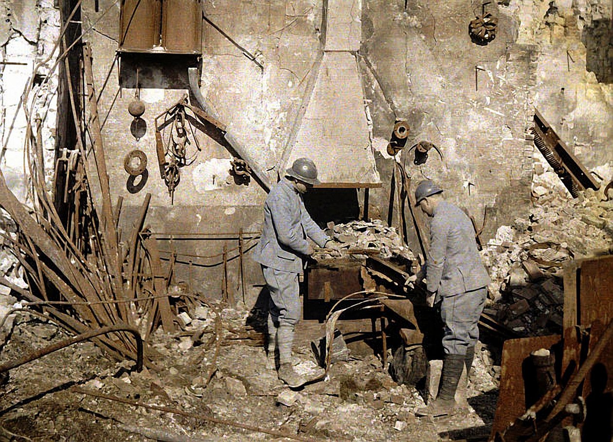 To franske soldater, der arbejder i en smedje ødelagt af granater, Reims, Frankrig, 1917 (autokrom) af Fernand Cuville