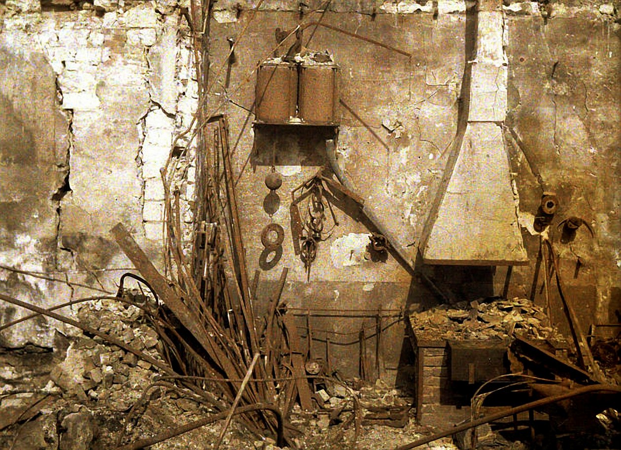 Udsigt over en smedje ødelagt af granater, Reims, Frankrig, 1917 (autokrom) af Fernand Cuville