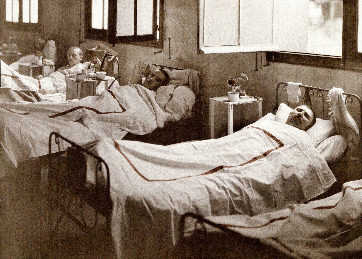 Sårede soldater fra slagmarken nær Laffaux ved Saint-Paul Hospital under Første Verdenskrig, Soissons, Aisne, Frankrig, 1917 af Fernand Cuville