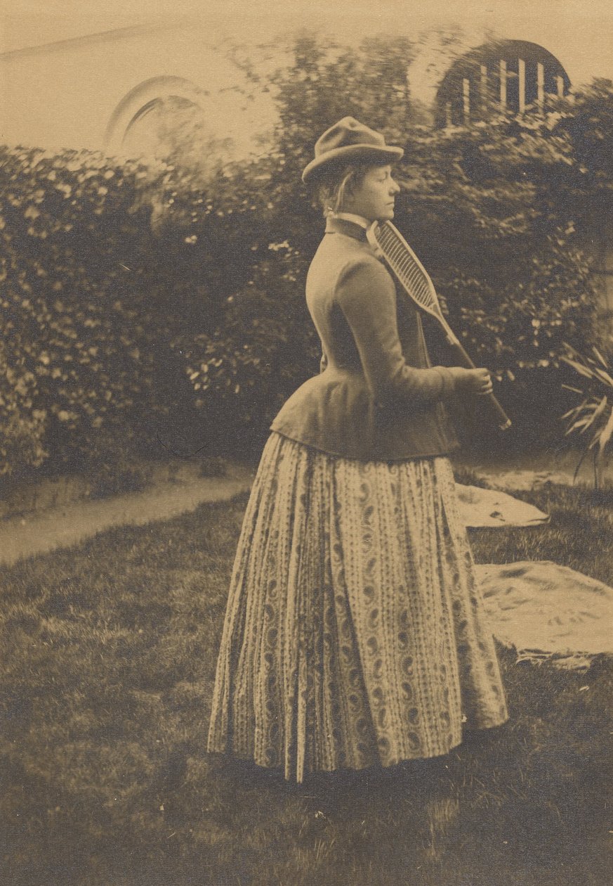 (Kvinde med snesko, i en have) af Fernand Khnopff
