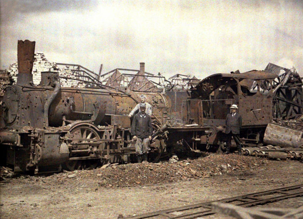 Udbrændt lokomotiv og jernbanevogn foran ruinerne af det stærkt beskadigede Vauxrot-destilleri, Cuffies, Aisne, Frankrig, 1917 (autokrom) af Fernand Cuville