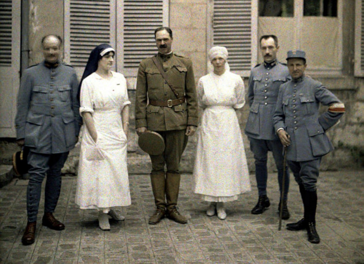 Franske militærlæger og sygeplejersker foran Saint-Paul Hospital, Soissons, Aisne, Frankrig, 1917 (autokrom) af Fernand Cuville