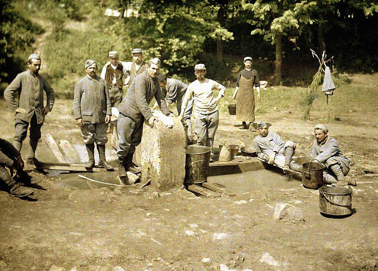 Gruppe af franske soldater vasker tøj ved en brønd, Soissons, Aisne, 1917 (autokrom) af Fernand Cuville