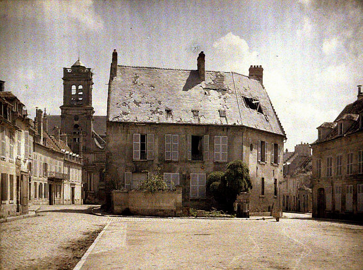 Hus med beskadiget tag, Soissons, Aisne, 1917 (autokrom) af Fernand Cuville