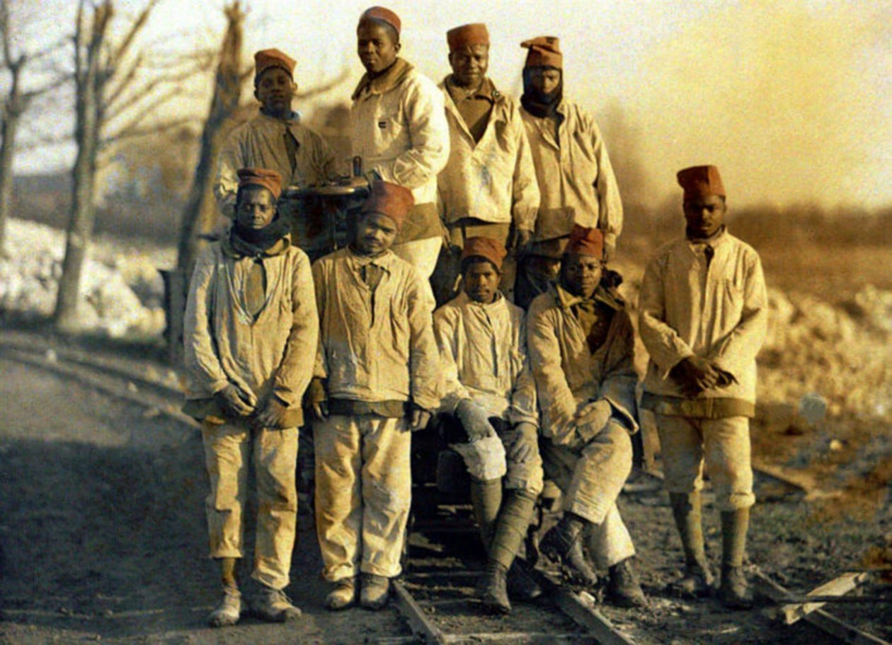 Senegalesiske arbejdere med en jernbanecykel, Ham, Somme, Frankrig, 1917 (autokrom) af Fernand Cuville