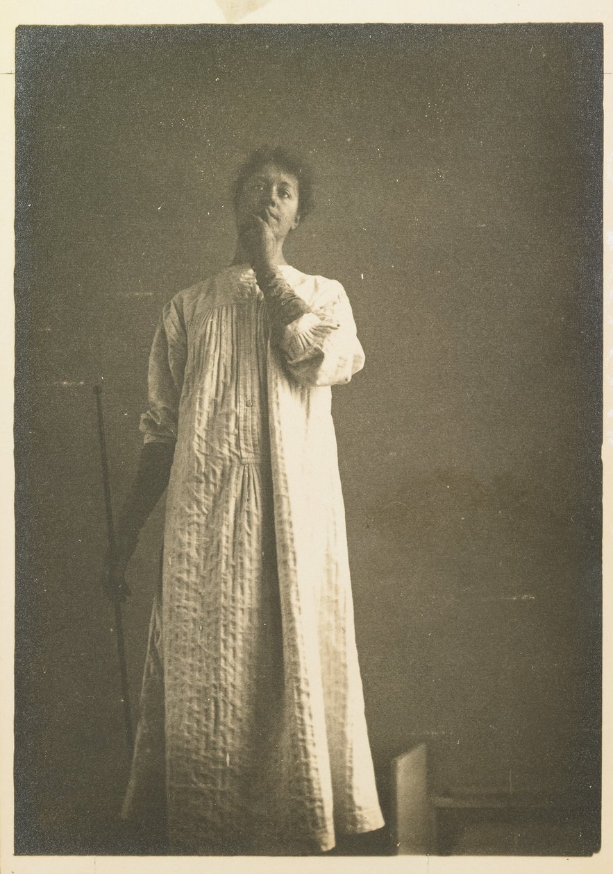 Kvinde i skjorte, hånden foran munden af Fernand Khnopff