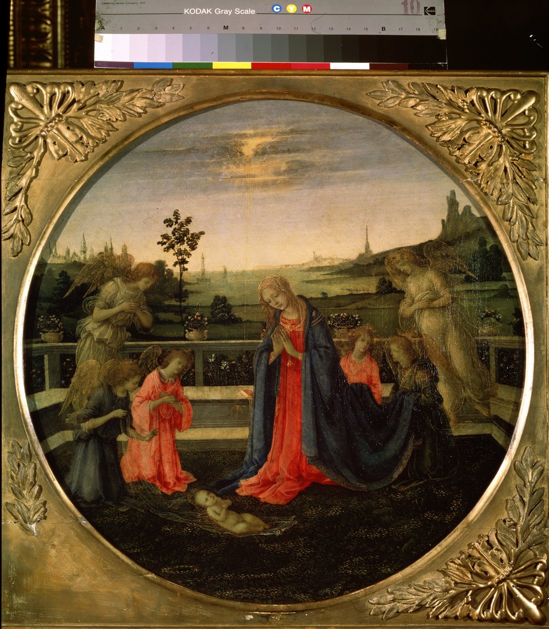 Tilbedelsen af ​​Kristusbarnet. Jesus Kristus barn tilbedt af Jomfru Maria og englene. Maleri af Filippino Lippi (1457-1504), ca. 1480. Tempera på kobber. Florentinsk kunst, renæssanceperiode. Eremitagemuseet, Saint Pet af Filippino Lippi