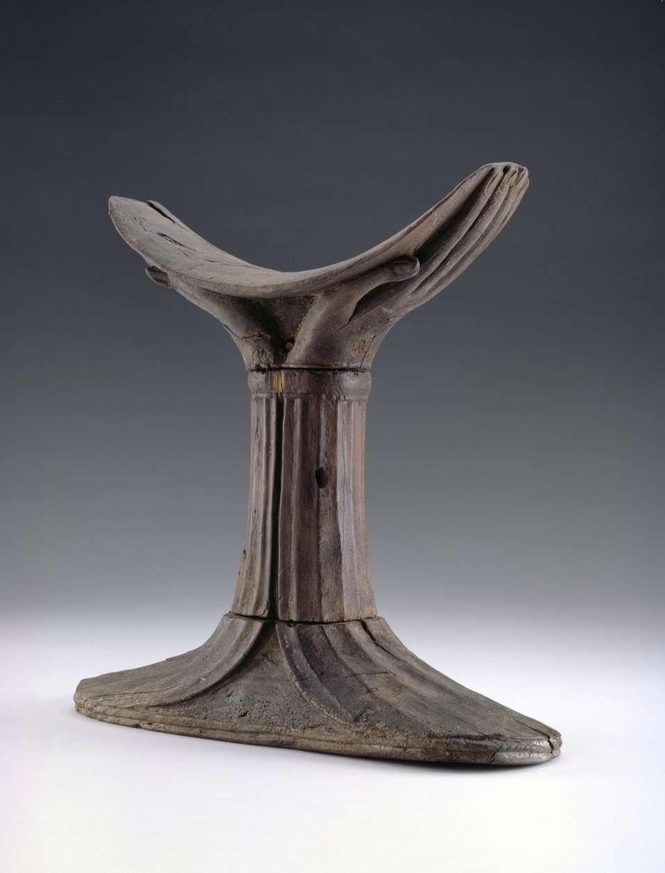 Nakkestøtte af træ, nakkestykket udskåret i form af et par skålede hænder af træ af First Intermediate Period Egyptian