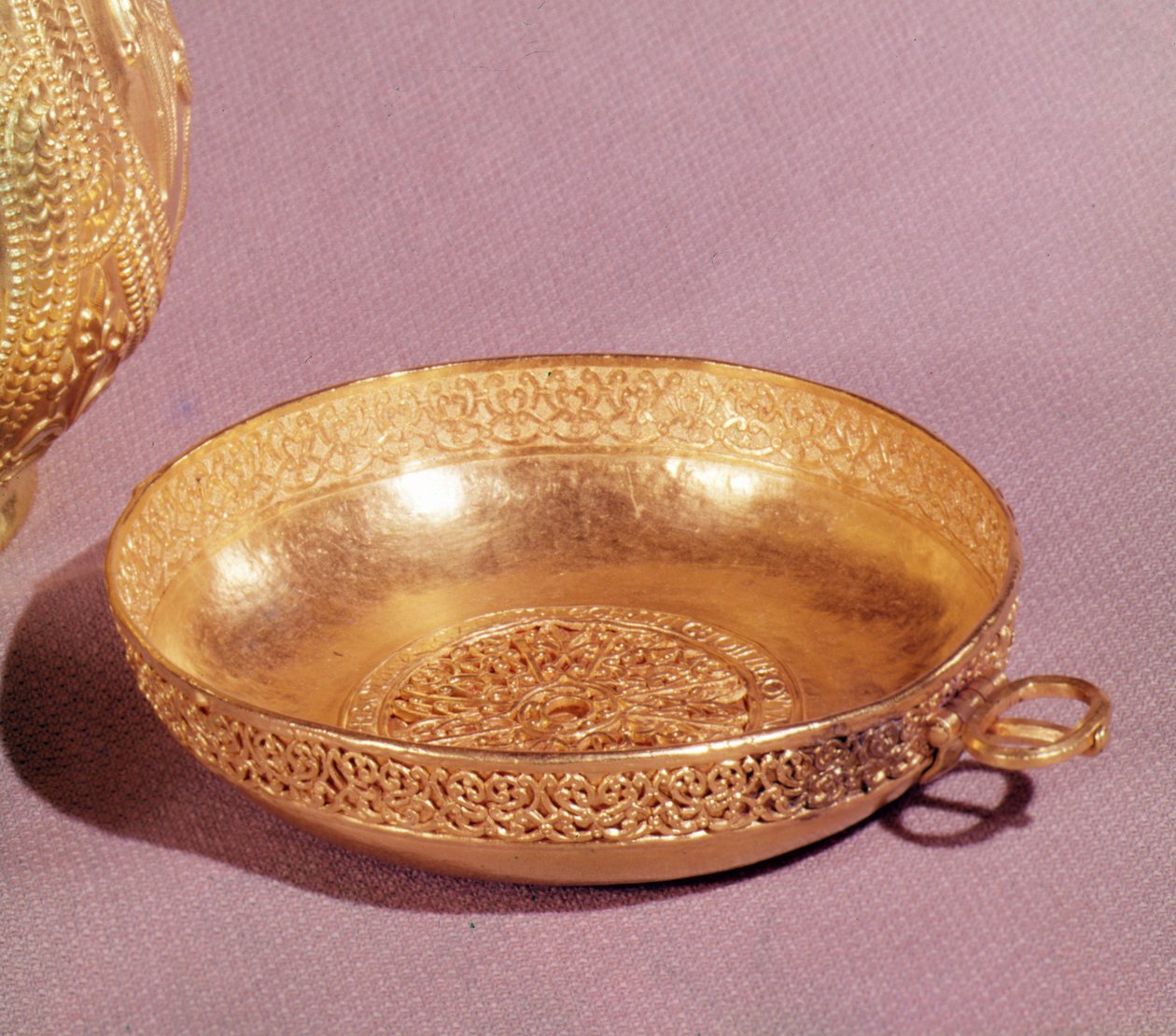 Skål fra Szentmiklos, Rumænien, 8.-9. århundrede (guld) af First Bulgarian Kingdom