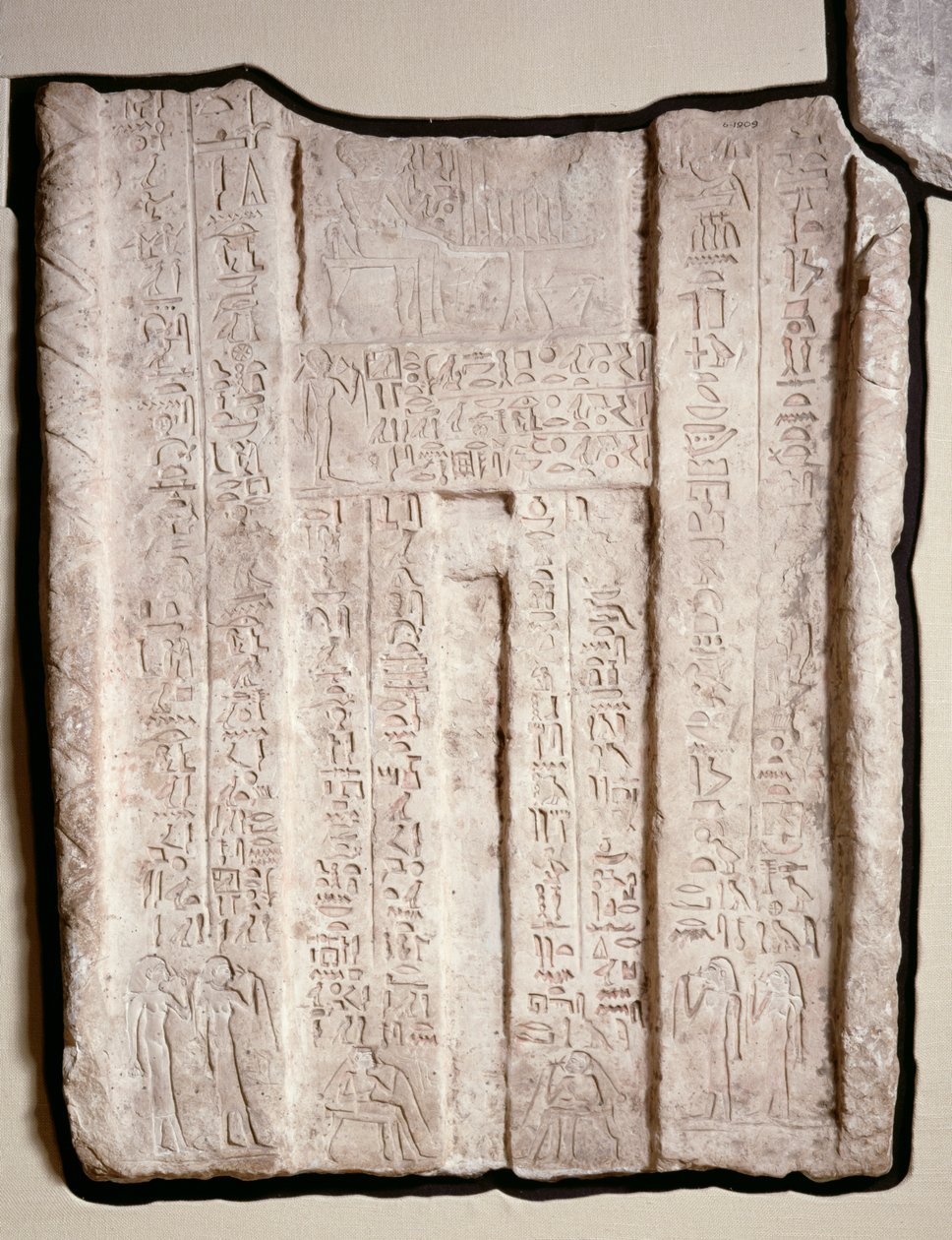 Falsk dør fra graven til Hemi-Re, præstinde af Hathor (kalksten med pigment) af First Intermediate Period Egyptian