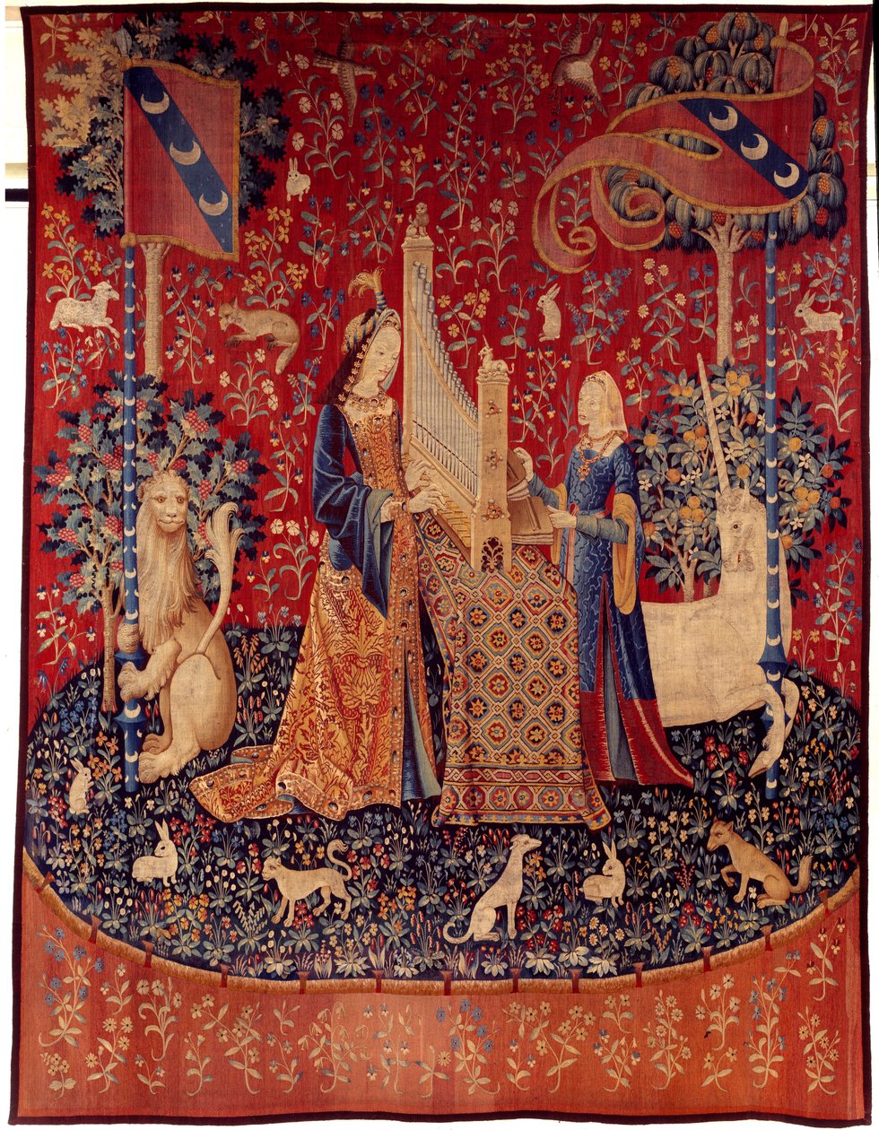 Gardin af Enhjørningens Dame (Enhjørningens Dame): hørelse. Uld og silketæppe fremstillet mellem 1484 og 1500. Fra Chateau de Boussac, Creuse. Svag. 3,7x4,7 m. Paris, Nationalmuseet for middelalderen, Thermes de Cluny af Flemish School