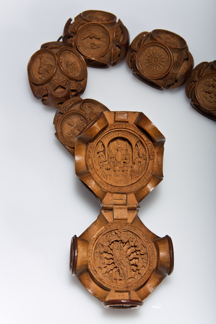 Henry VIIIs rosenkrans, detalje af den åbne Pater-perle (buksbom) af Flemish School