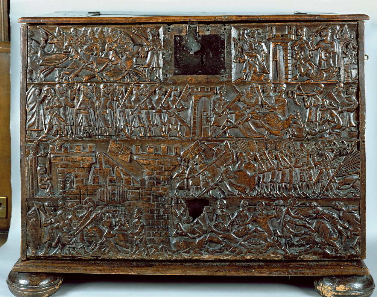 The Courtrai Chest skildrer scener fra Slaget ved Golden Spurs udkæmpet i Courtrai i 1302 (træ) af Flemish School