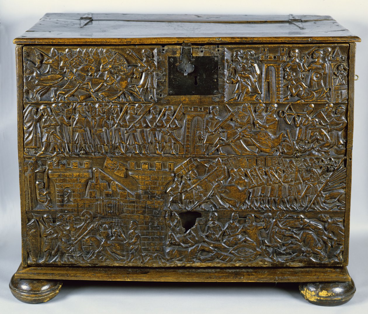 The Courtrai Chest skildrer scener fra Slaget ved Golden Spurs udkæmpet i Courtrai i 1302 (træ) af Flemish School