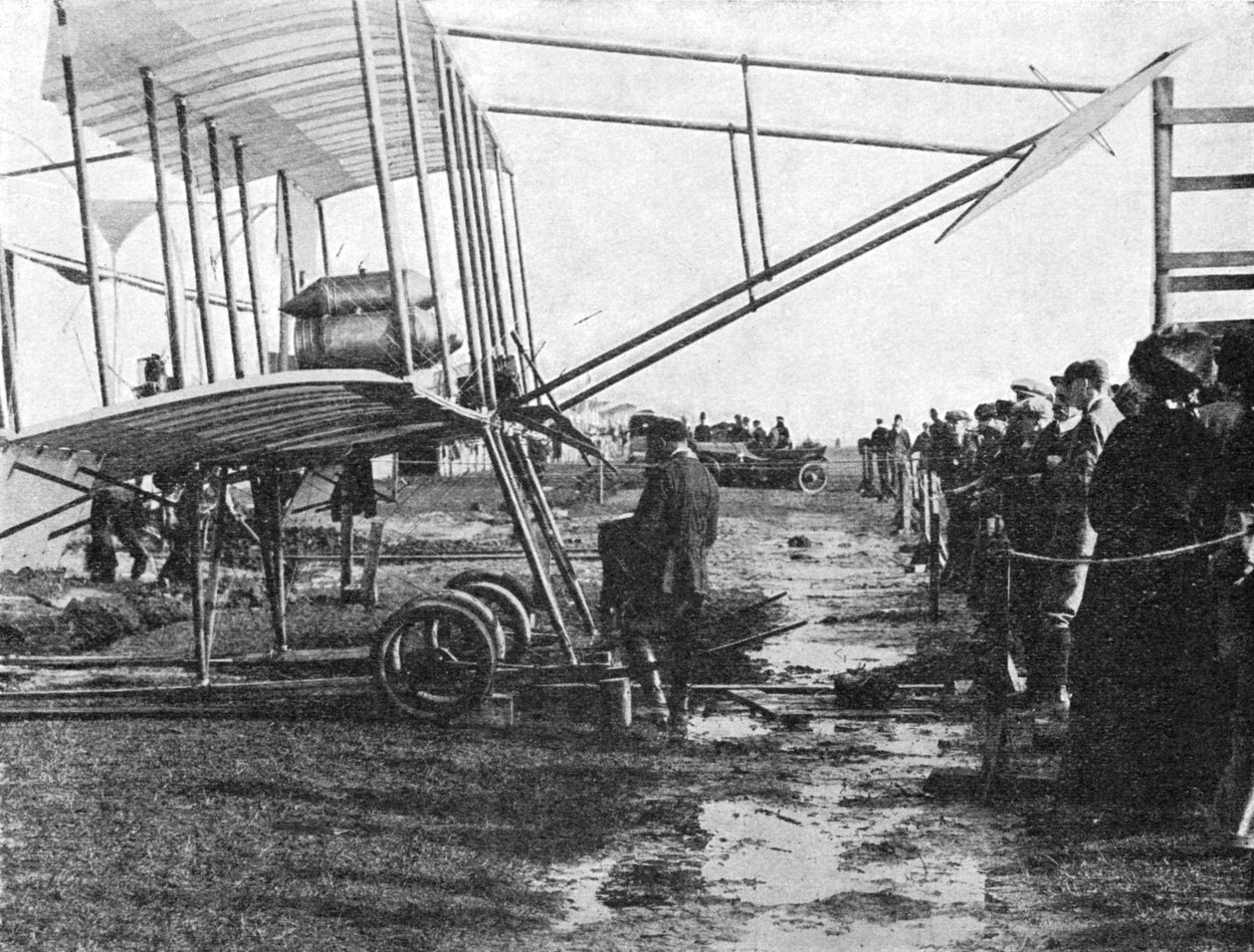Henri Farman og hans 50 hk Gnome biplan, Blackpool Aviation Meeting, Lancashire, 1909 1933. af Flight Photo