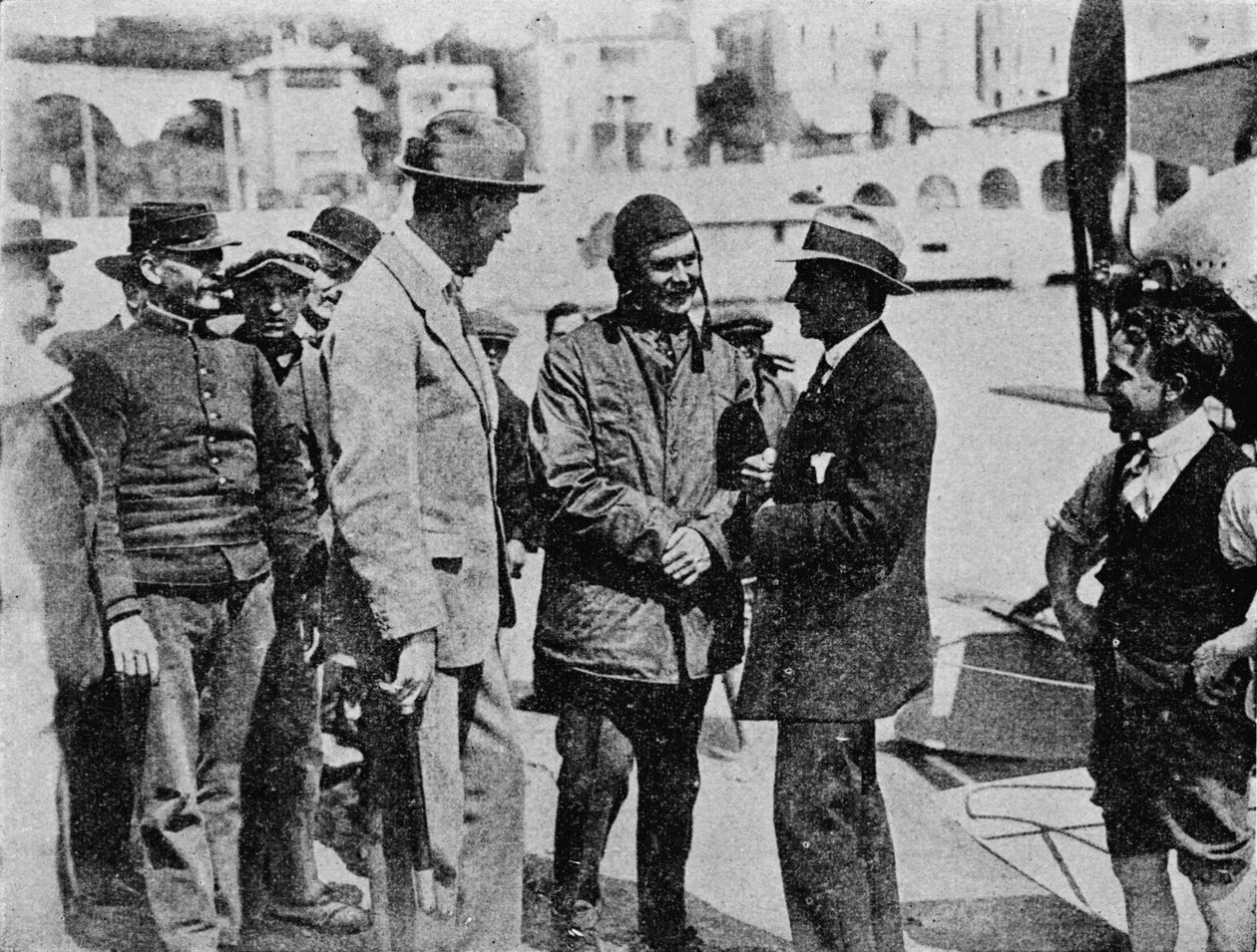 Schneider Trophy: Howard Pixton taler med Jacques Schneider efter hans sejr, 1914 1934 af Flight Photo