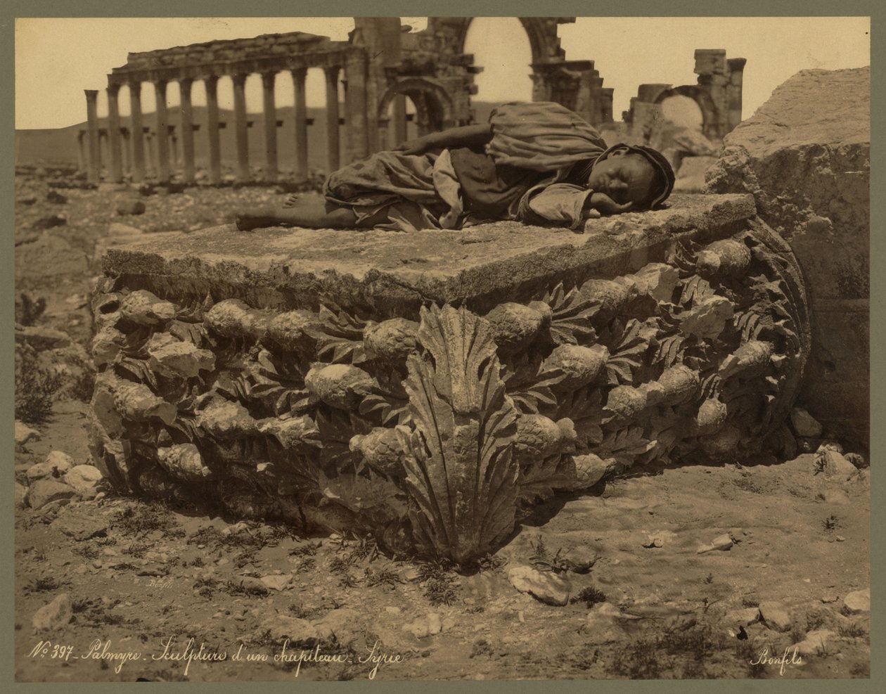 En udsigt over den store søjlegang, Palmyra, ca. 1875 (albumin print) af Félix Bonfils