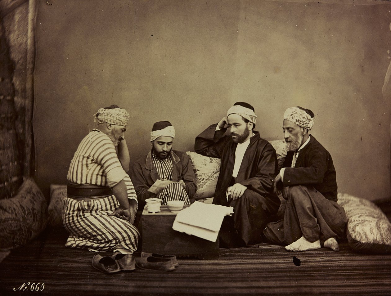 Album Damas et Baalbek : En gruppe syrere sidder omkring et bord af Félix Bonfils
