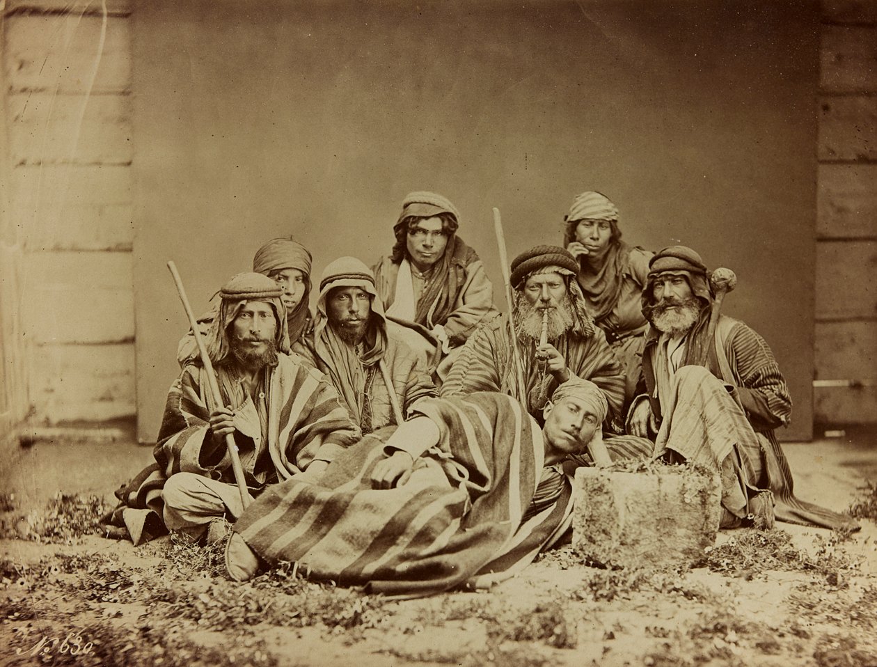 Album Damas et Baalbek : En gruppe indfødte syrere i traditionelt tøj af Félix Bonfils