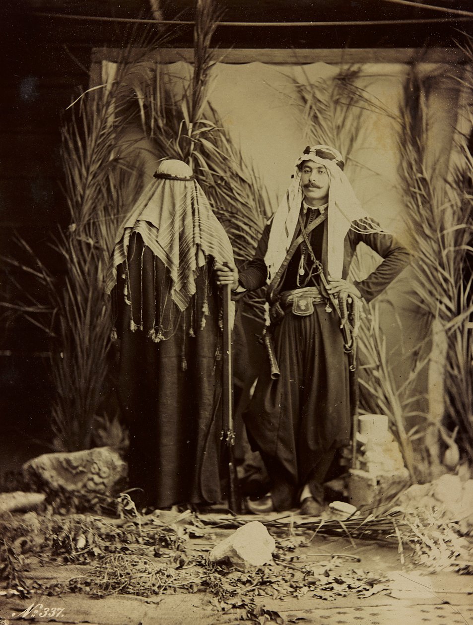 Album Damas et Baalbek : Syrisk par i traditionelt tøj af Félix Bonfils