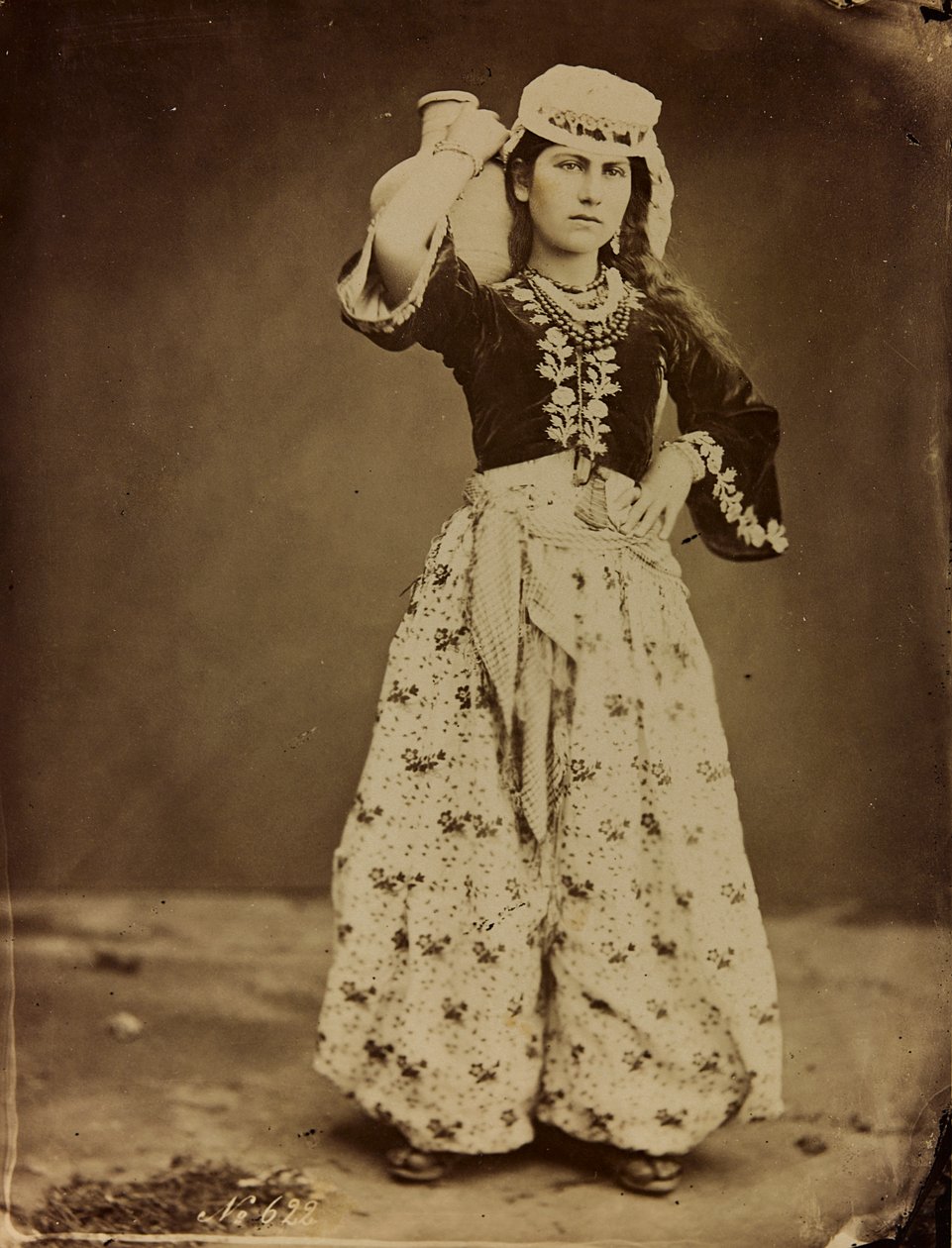 Album Damas et Baalbek : Ung syrisk kvinde i traditionelt tøj af Félix Bonfils