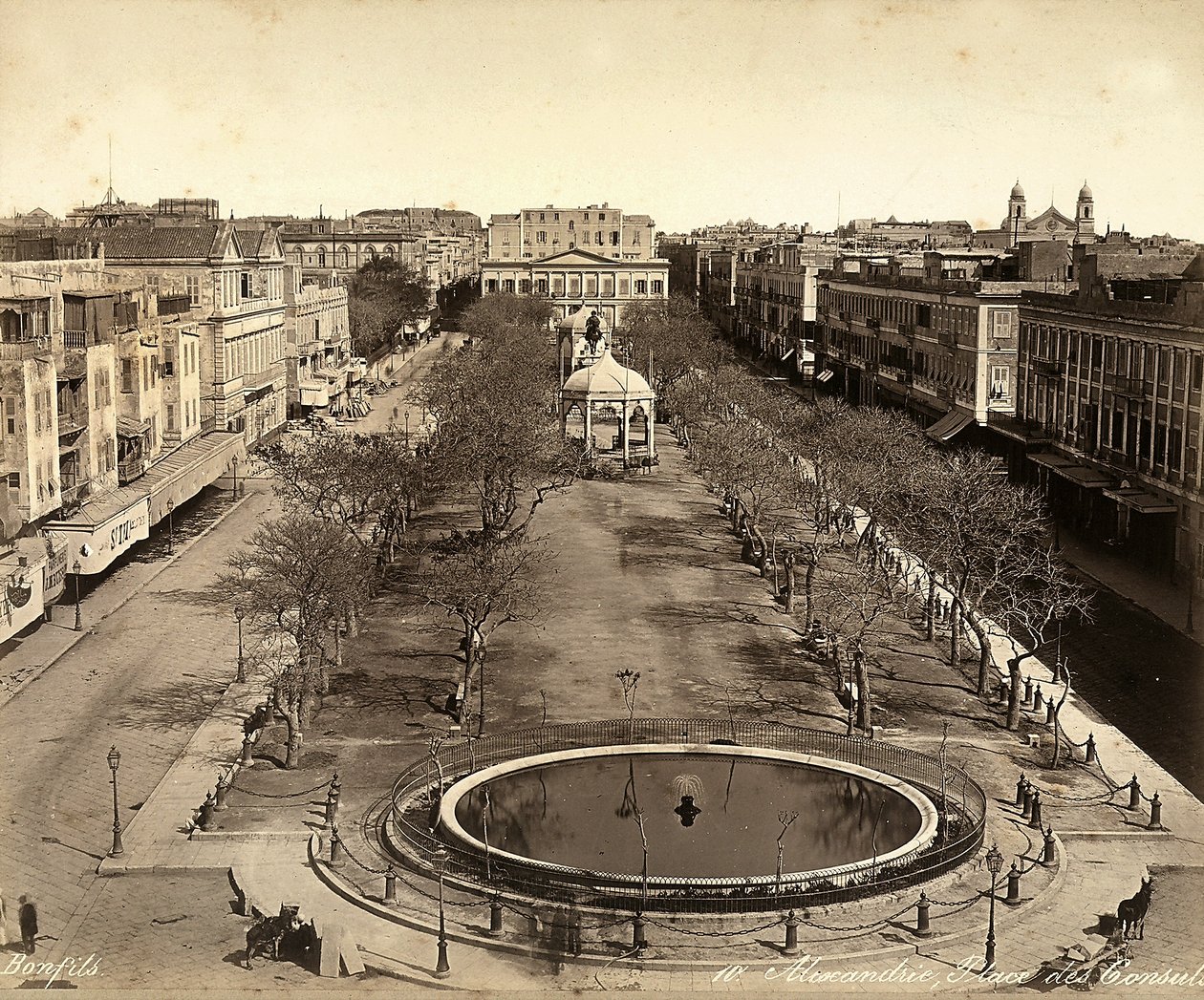 Alexandria, Egypten: Konsulernes Plads med en stor rund springvand af Félix Bonfils