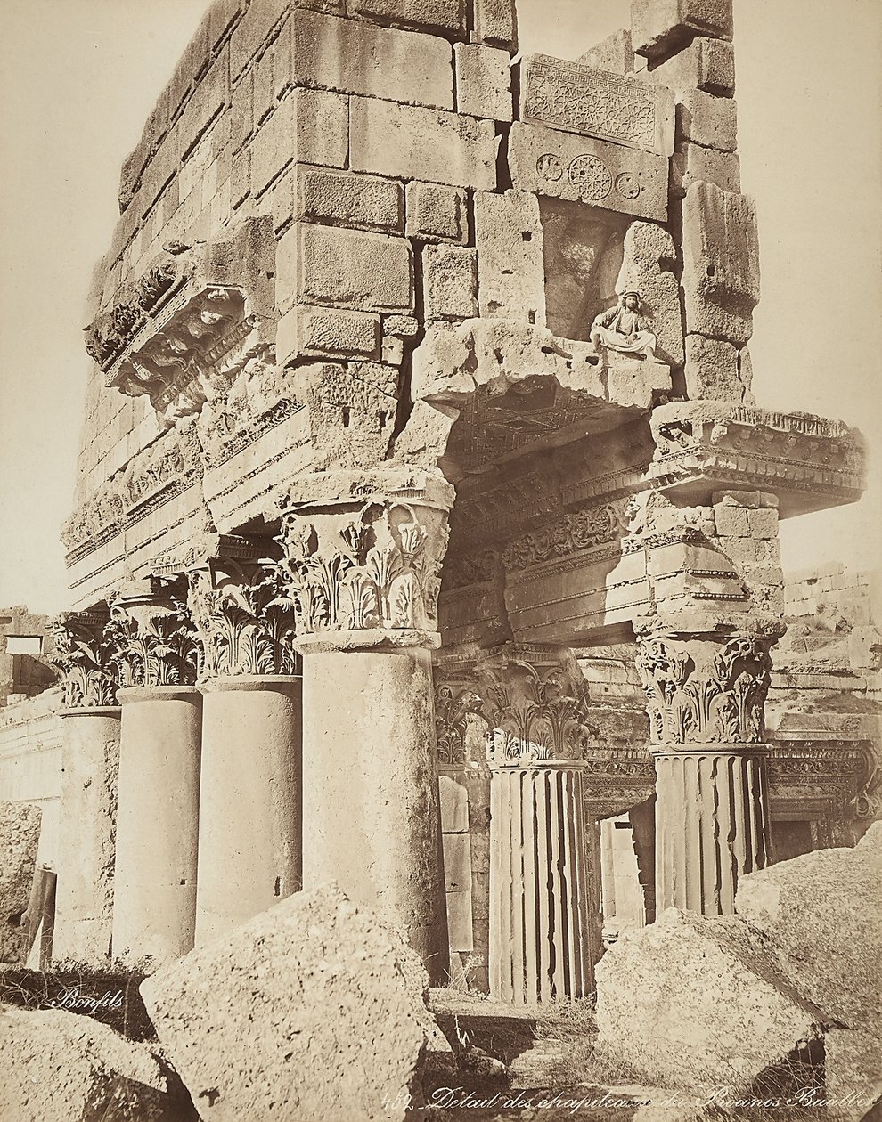 Detalje af pronaos af Bacchus-templet, i den arkæologiske zone Heliopolis eller Baalbek, gammel syrisk by, nu Libanon af Félix Bonfils