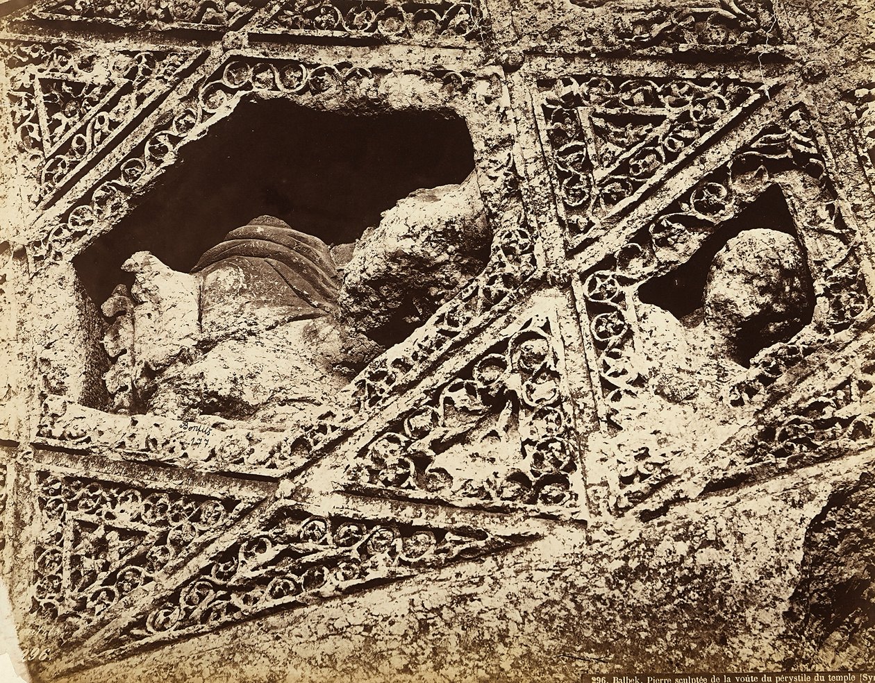 Detalje af den skulpturelle udsmykning i et tempel, i den arkæologiske zone i Heliopolis eller Baalbek, gammel syrisk by, nu Libanon af Félix Bonfils