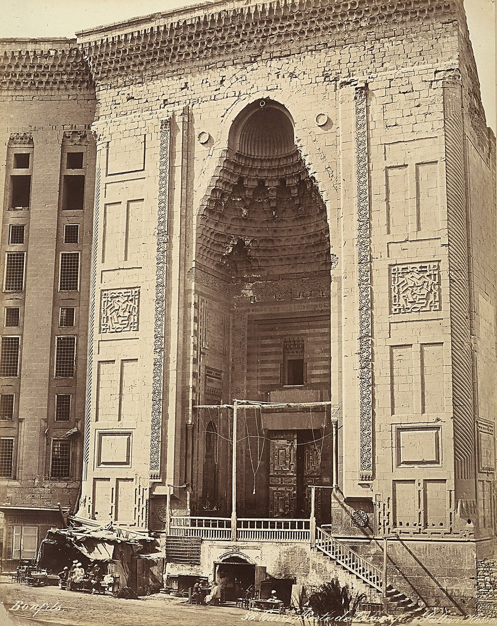 Dør til Sultan Hassans moske i Kairo, Egypten af Félix Bonfils