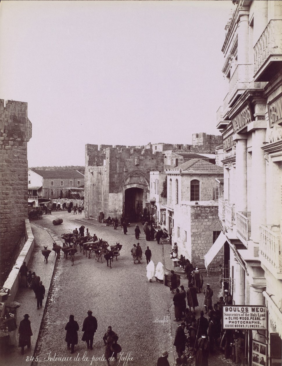 Indersiden af ​​Jaffa-porten, ca. 1870. af Félix Bonfils