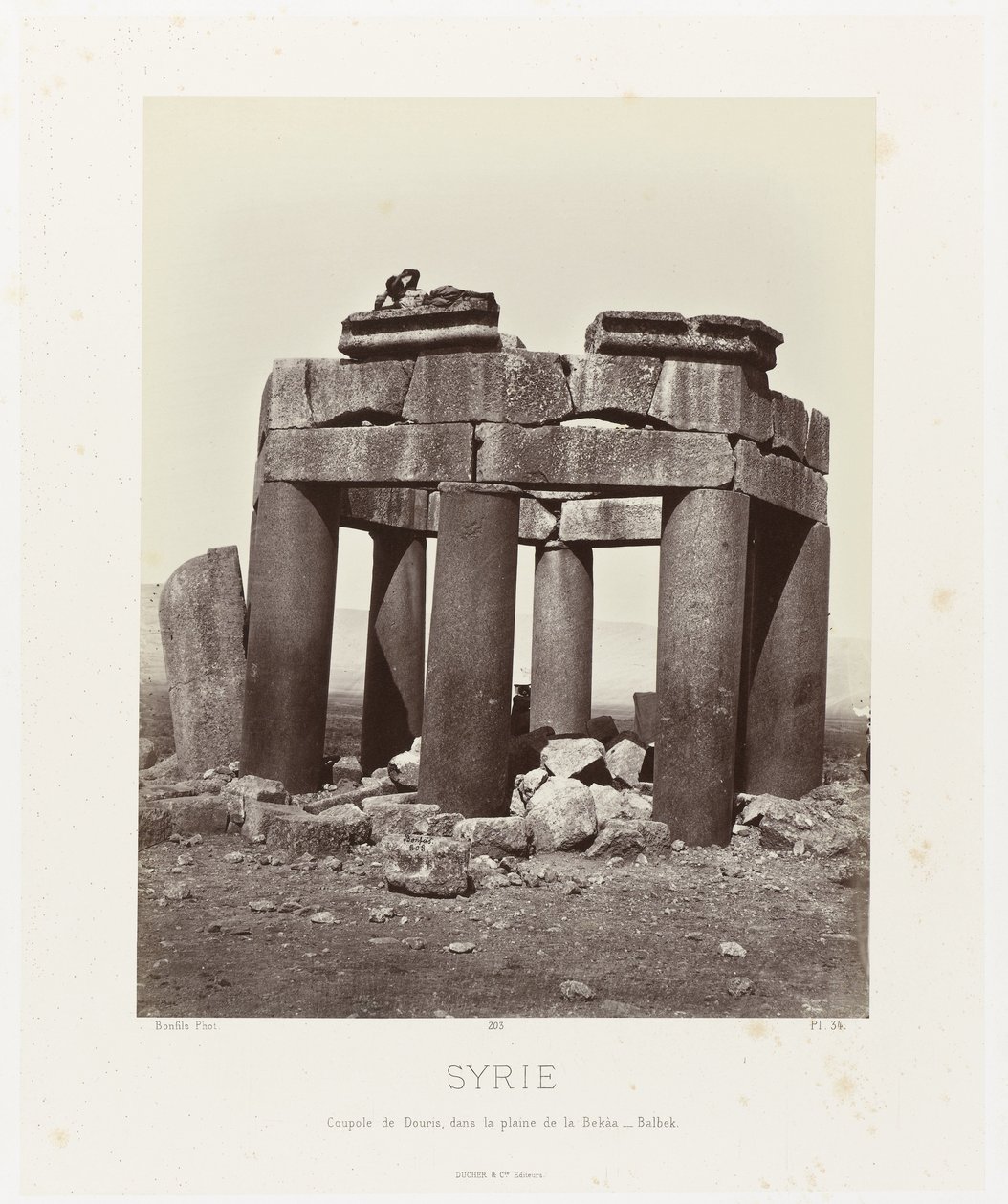 Man op af qubba van Douris, nær Baalbek Syrien. Cupola of Douris, i Bekàa-sletten - Balbek (titel på objektet) Gammel arkitektur: Egypten, Grækenland, Lilleasien: Fotoalbum (serietitel) af Félix Bonfils