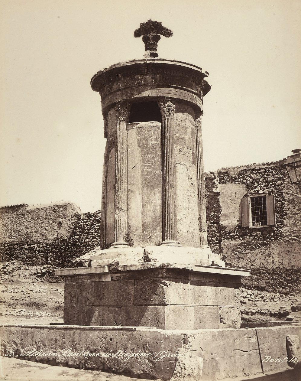 Monument til Lysicrates, beliggende i byen Athen af Félix Bonfils