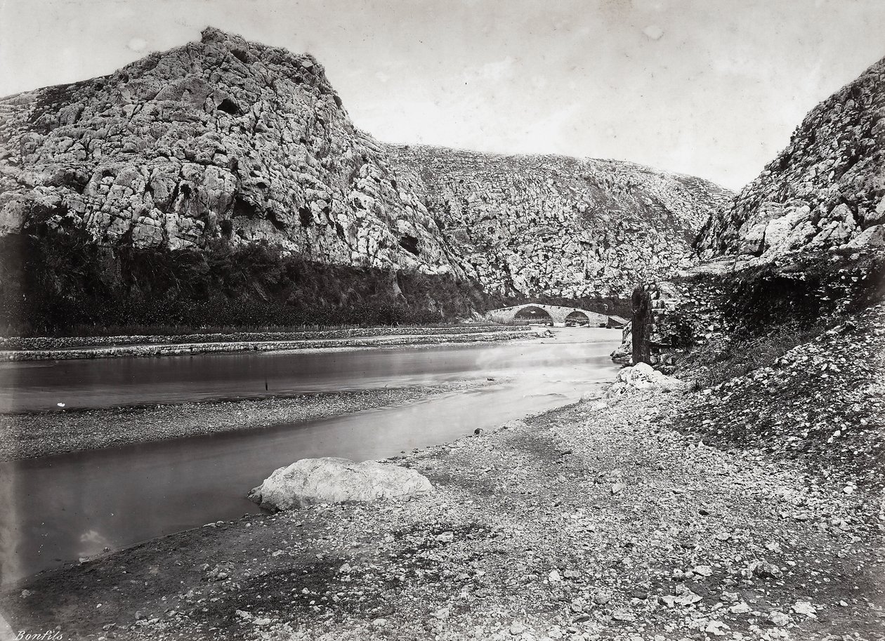 "Nahr el-Kalb" (hundens flod) blandt bjergene i Libanon, nær Beirut, i Palæstina af Félix Bonfils