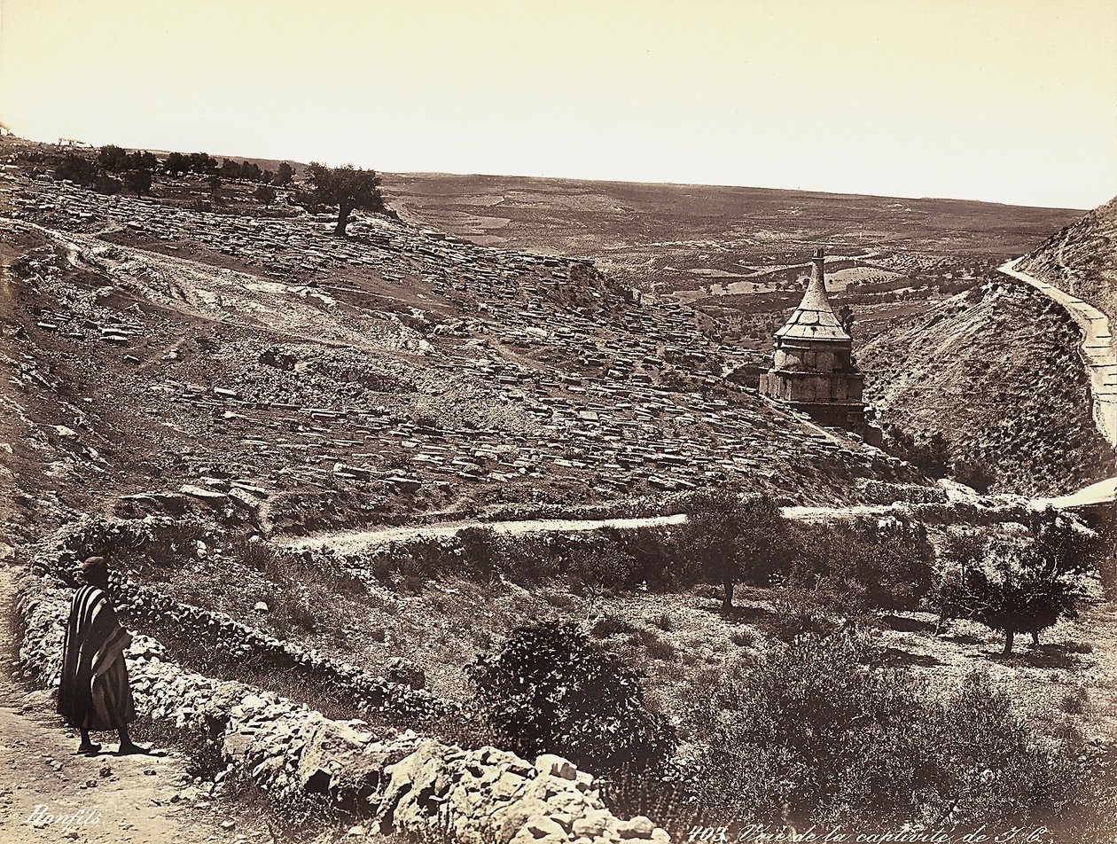 Panoramaudsigt over Cedron-dalen eller Josafat med Absaloms grav i udkanten af Jerusalem. En mas kigger på udsigten fra gaden af Félix Bonfils