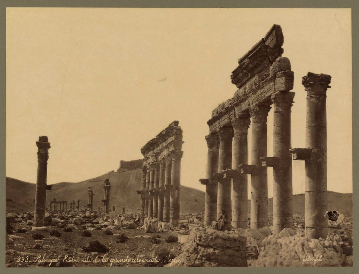 En del af den store søjlegang, Qalaat Ibn Maan Slot i det fjerne, Palmyra, ca. 1875 (albumin print) af Félix Bonfils